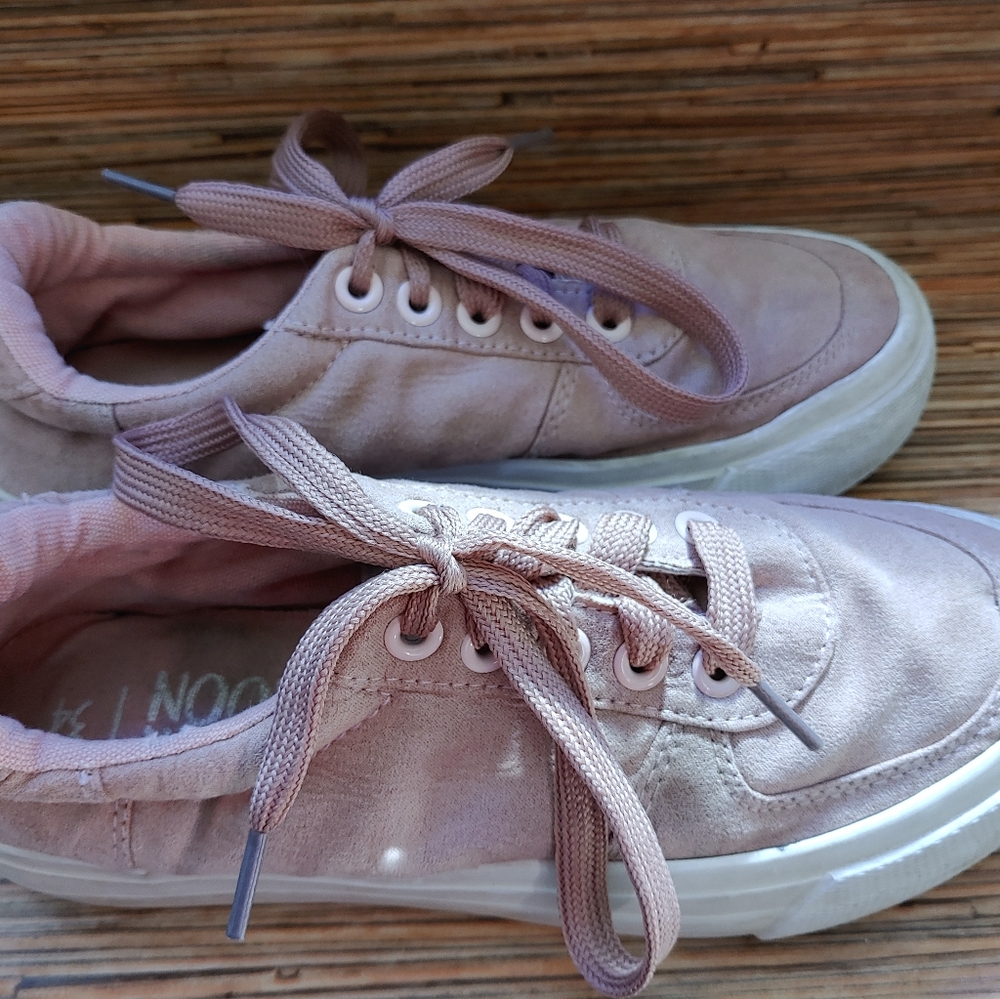 Shoes - Picture 2 of 7